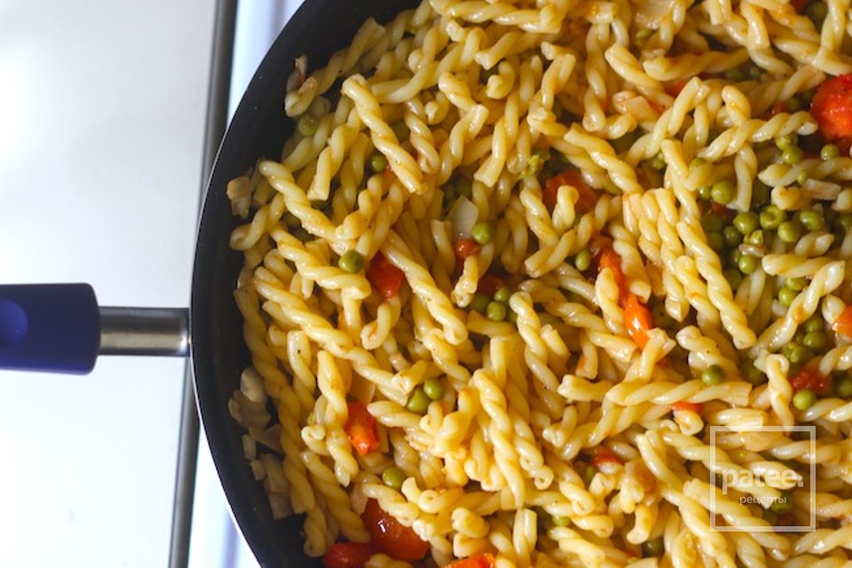 Паста с горошком и помидорами - Шаг 11