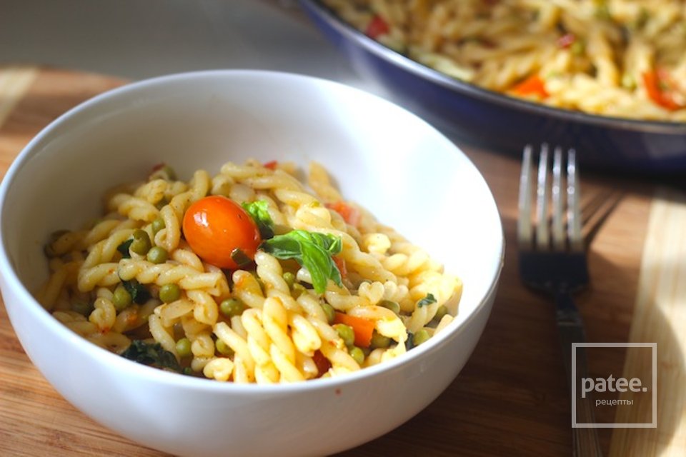 Паста с горошком и помидорами - Шаг 12