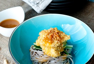 Курица в панировке из киноа с арахисовым соусом