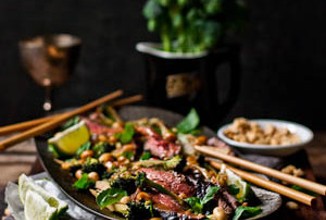 Говяжий стейк с брокколи и арахисом