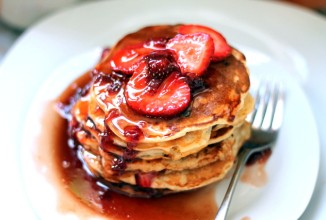 Черничные блины с клубничным сиропом