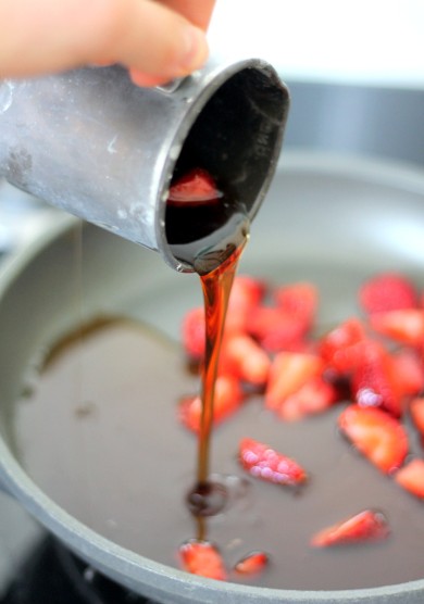 Черничные блины с клубничным сиропом - Шаг 10