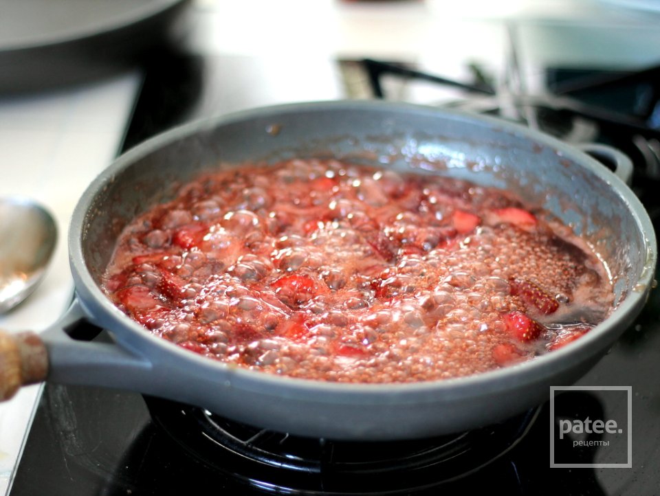 Черничные блины с клубничным сиропом - Шаг 11