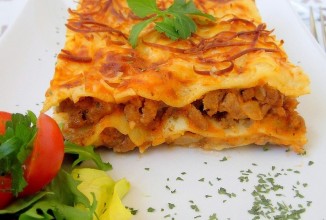 Мясная лазанья с соусом бешамель