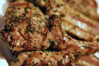 Бараньи ребрышки с соусом гремолата