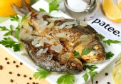 Караси, запечённые с луком