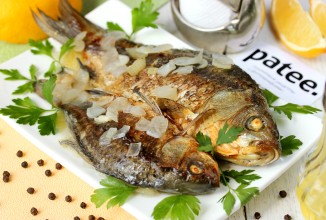 Караси, запечённые с луком