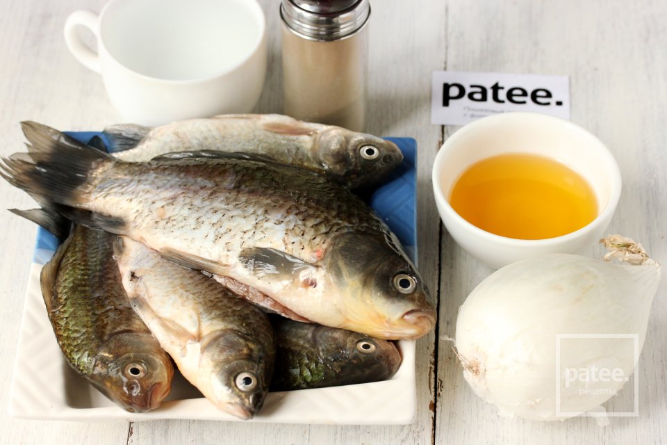 Караси, запечённые с луком - Шаг 1