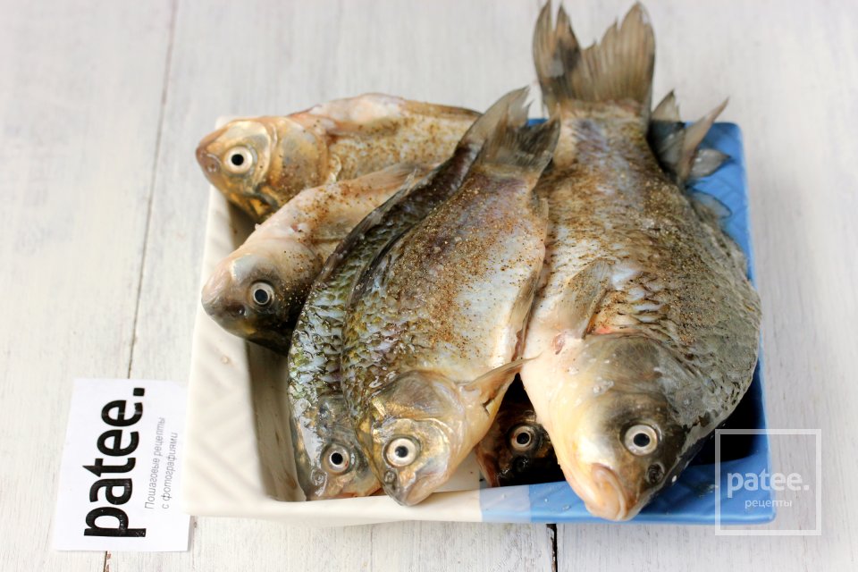 Караси, запечённые с луком - Шаг 2