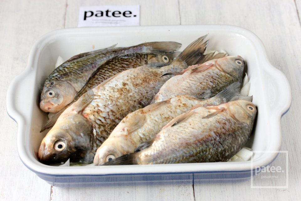 Караси, запечённые с луком - Шаг 6