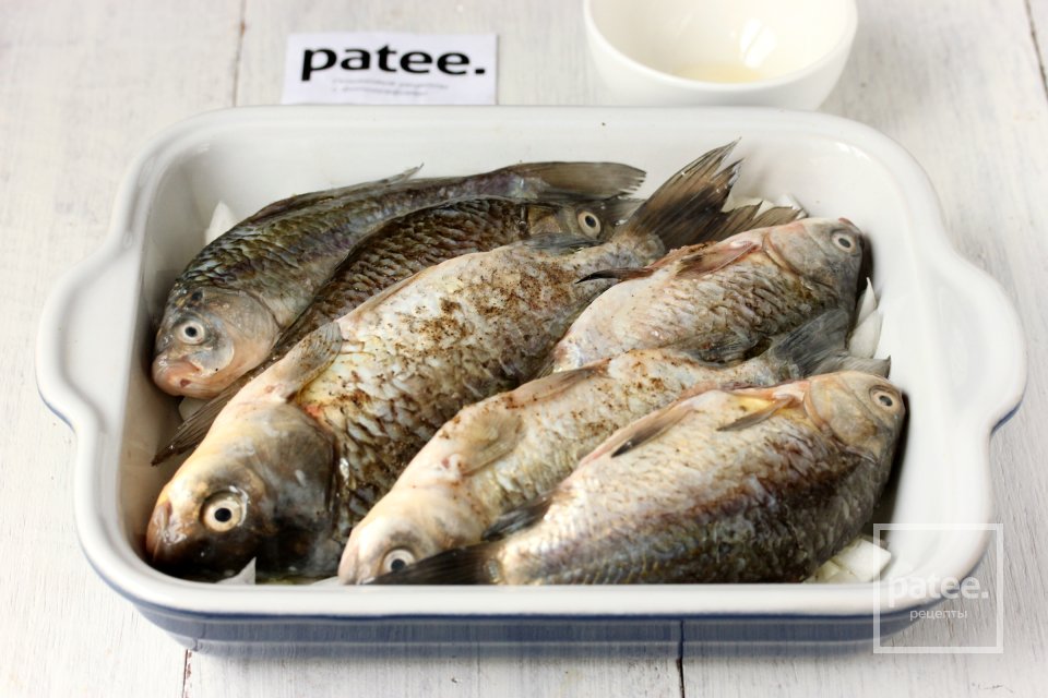 Караси, запечённые с луком - Шаг 7