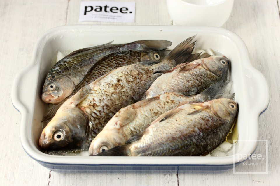 Караси, запечённые с луком - Шаг 8