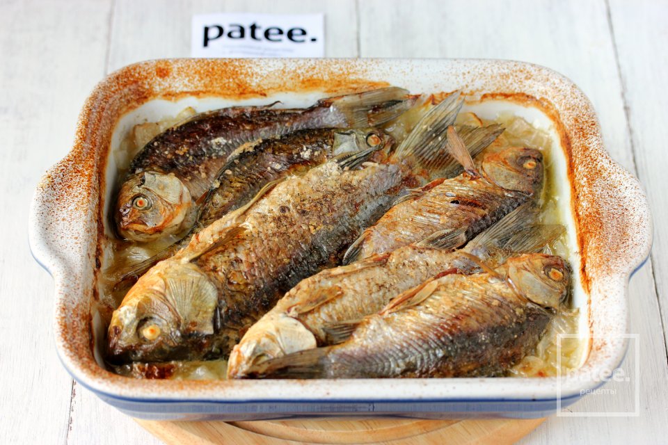 Караси, запечённые с луком - Шаг 9