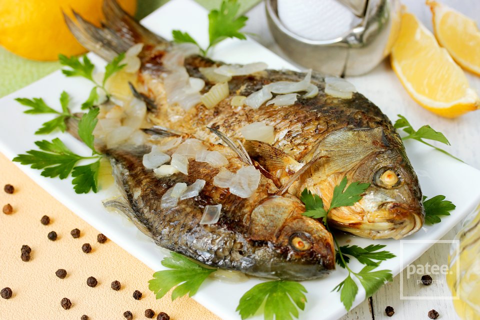 Караси, запечённые с луком - Шаг 10