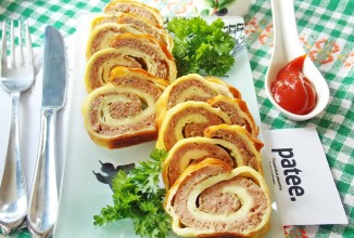 Яичный рулет с мясным фаршем