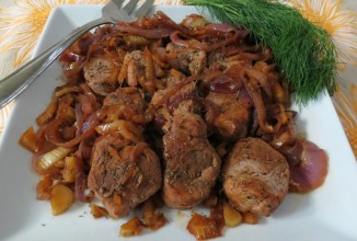 Свиная вырезка с луком и фенхелем