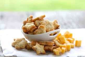 Крекеры с пармезаном и базиликом