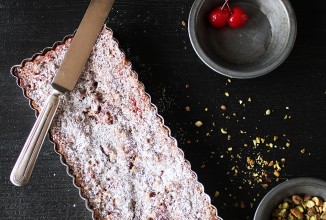 Вишневый тарт с фисташками