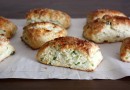 Сконы с рикоттой и зеленым луком
