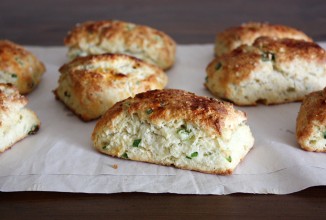 Сконы с рикоттой и зеленым луком