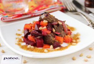 Тёплый салат с куриной печенью, свёклой и тыквой