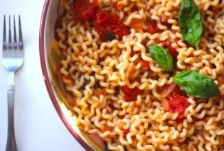 Паста в томатно-базиликовом соусе