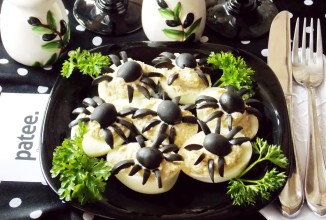 Яйца, фаршированные грибным кремом в Хэллоуин