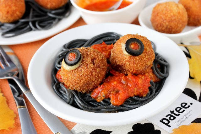 Крокеты из креветок со спагетти на Хэллоуин