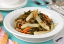 Салат с кальмарами и морской капустой
