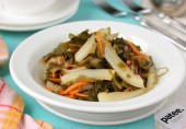 Салат с кальмарами и морской капустой