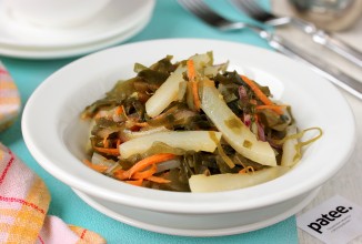 Салат с кальмарами и морской капустой