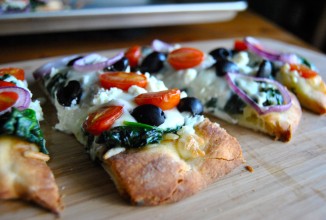 Греческая пицца на лепешках