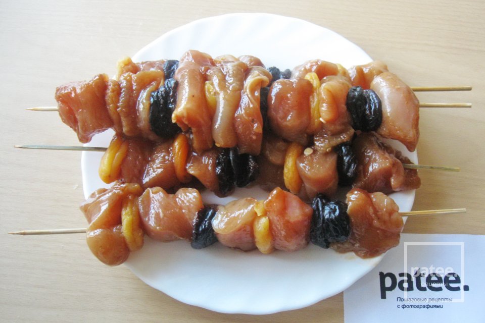 Куриный шашлык с черносливом и курагой - Шаг 12