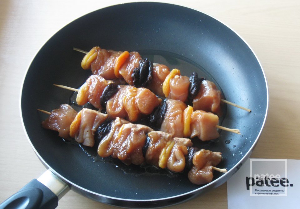 Куриный шашлык с черносливом и курагой - Шаг 13