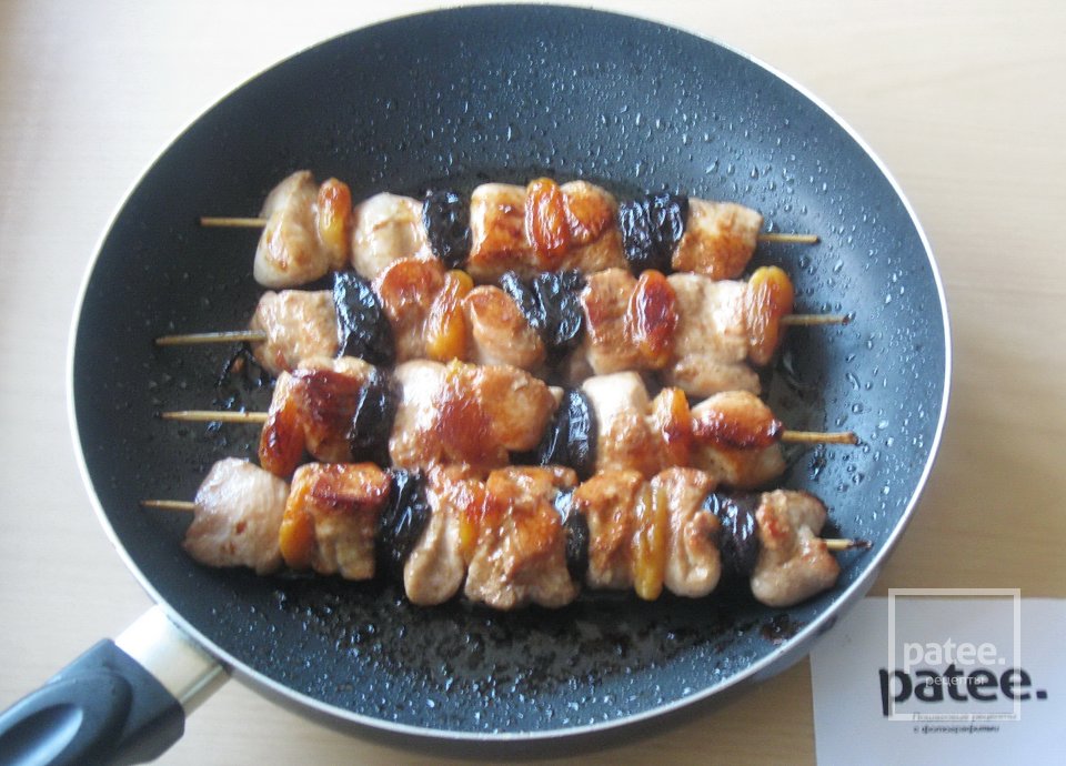 Куриный шашлык с черносливом и курагой - Шаг 14