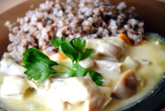 Тушеная курица с грибами, морковью и ананасом в сметане
