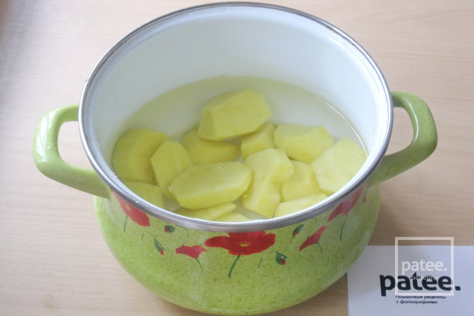 Мясной рулет с картофелем и грибами - Шаг 5