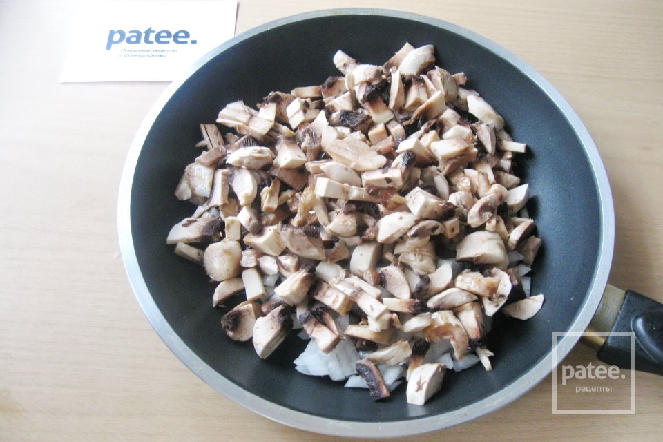 Мясной рулет с картофелем и грибами - Шаг 8