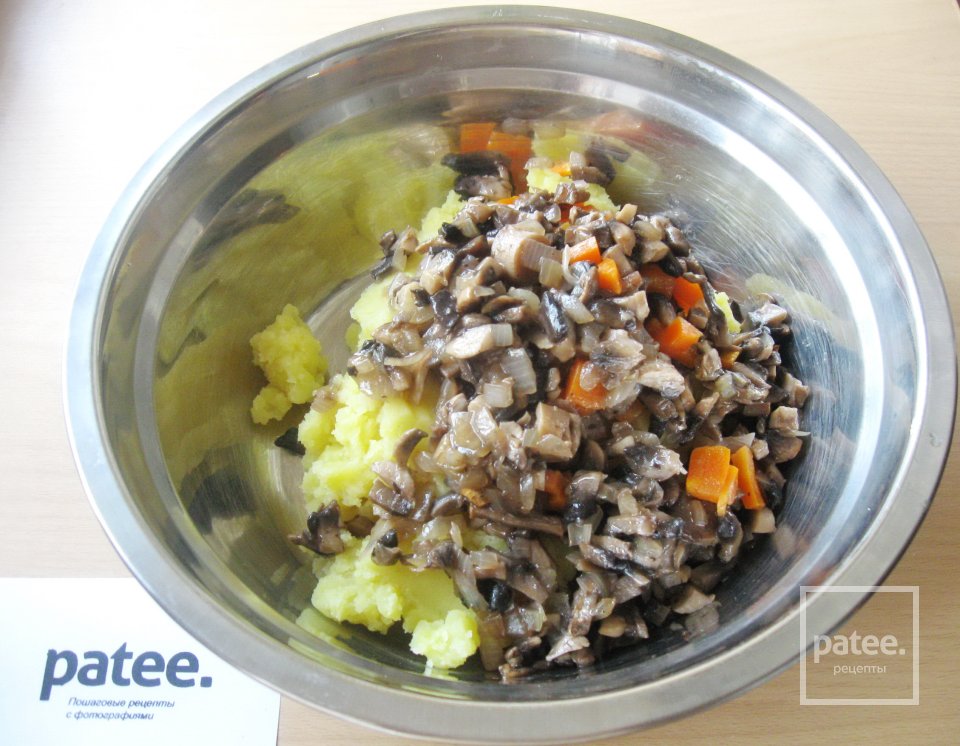 Мясной рулет с картофелем и грибами - Шаг 11