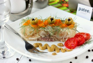 Холодец из свиных ножек в мультиварке