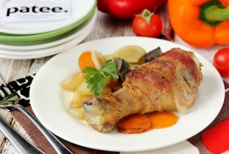 Куриные голени в беконе