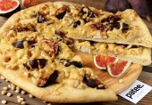 Пицца с курицей, инжиром и кедровыми орешками