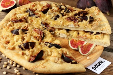Рецепт Пицца с курицей, инжиром и кедровыми орешками