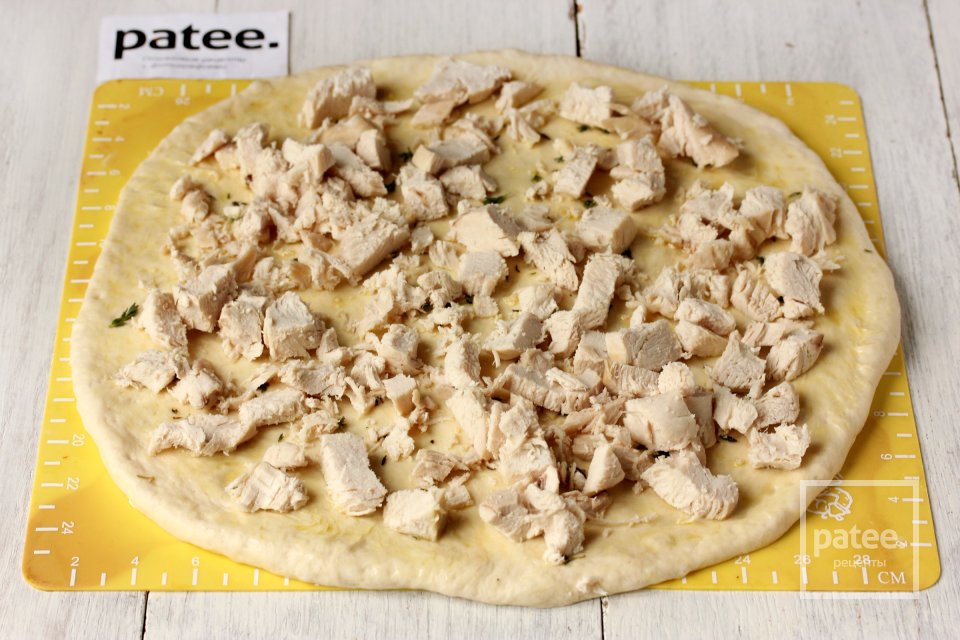 Пицца с курицей, инжиром и кедровыми орешками - Шаг 8