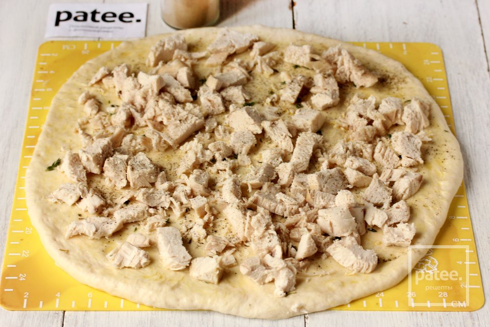 Пицца с курицей, инжиром и кедровыми орешками - Шаг 9