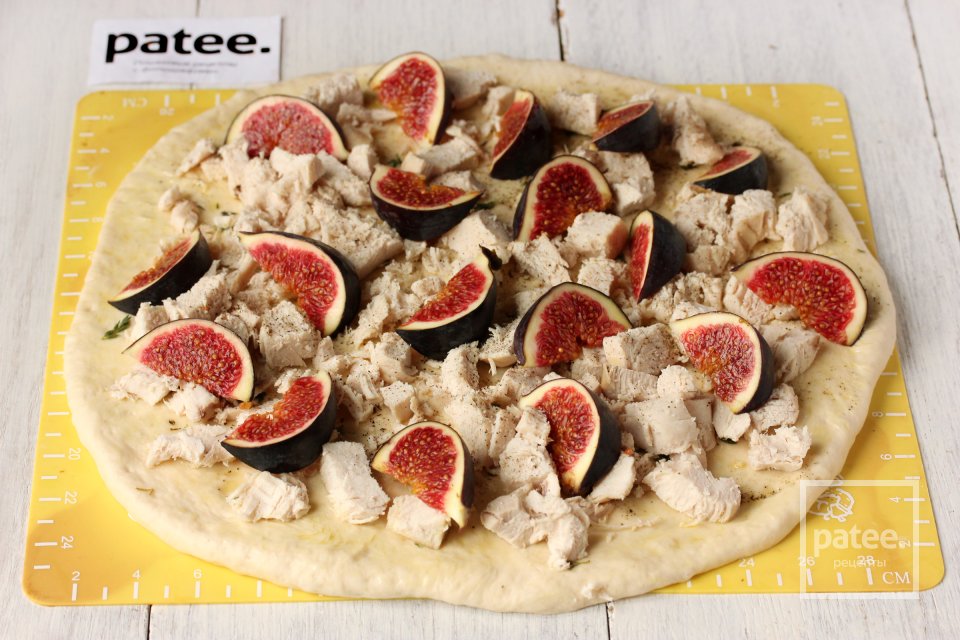 Пицца с курицей, инжиром и кедровыми орешками - Шаг 10