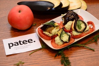 Запеченные баклажаны с творожной пастой