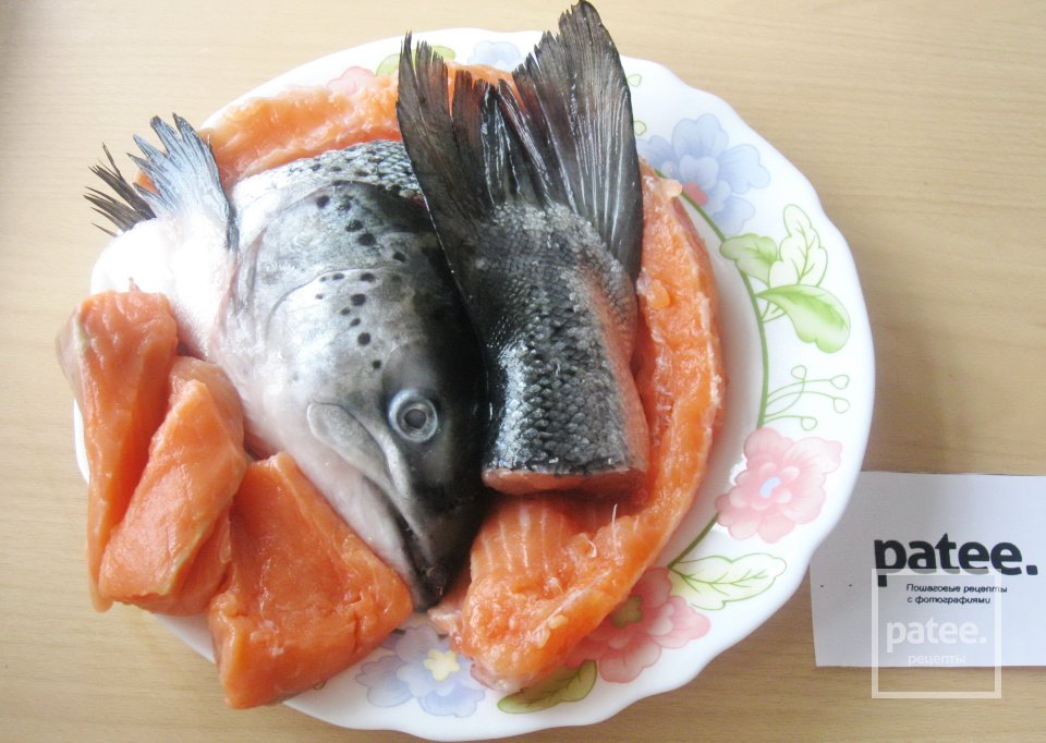 Суп из форели с цветной капустой и луком - пореем - Шаг 1