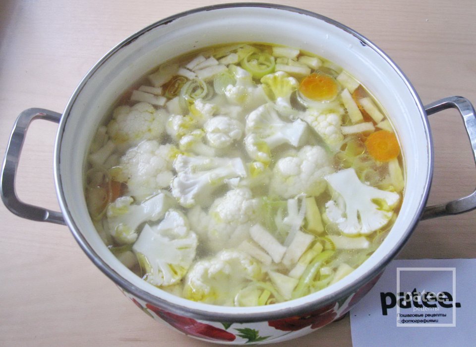 Суп из форели с цветной капустой и луком - пореем - Шаг 14