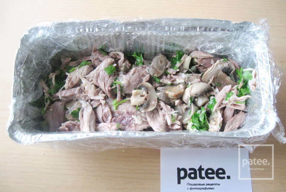 Террин из свиной рульки с грибами и каперсами - Шаг 11